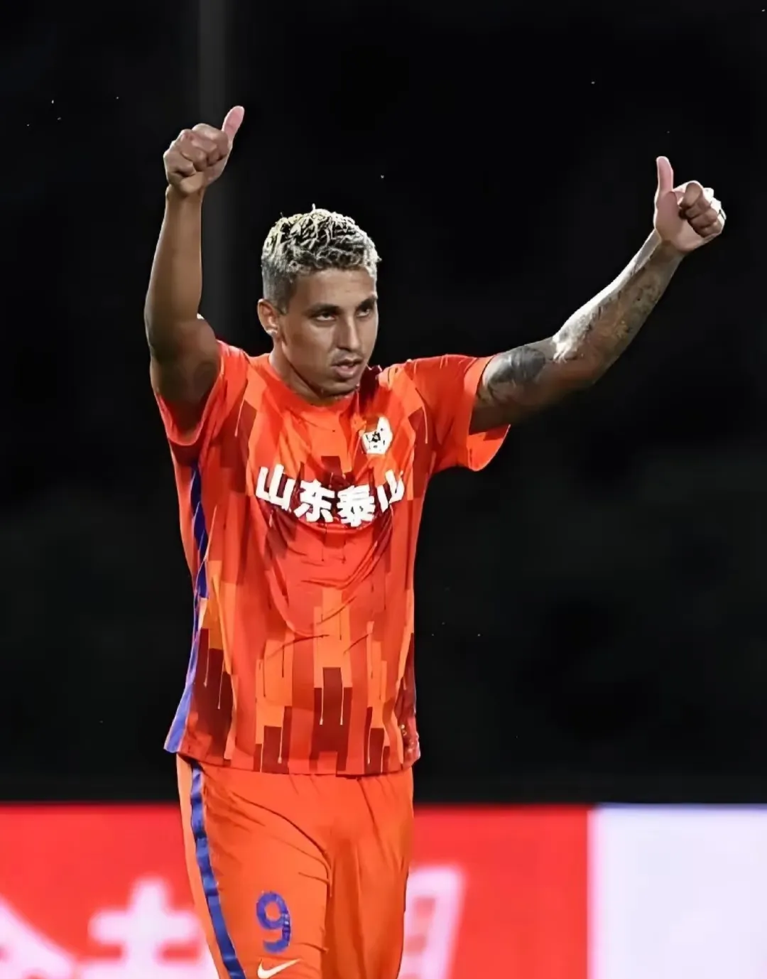 窗口期体能课后，山东泰山官宣签约备战欧超杯，球迷炸锅，临场指挥获称赞 -泛亚中国官网